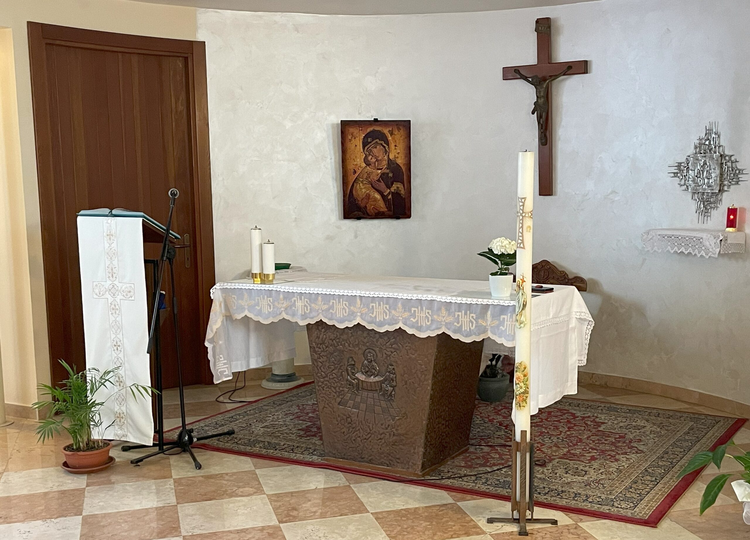 Altare con crocifisso, icona sacra e lampada rossa