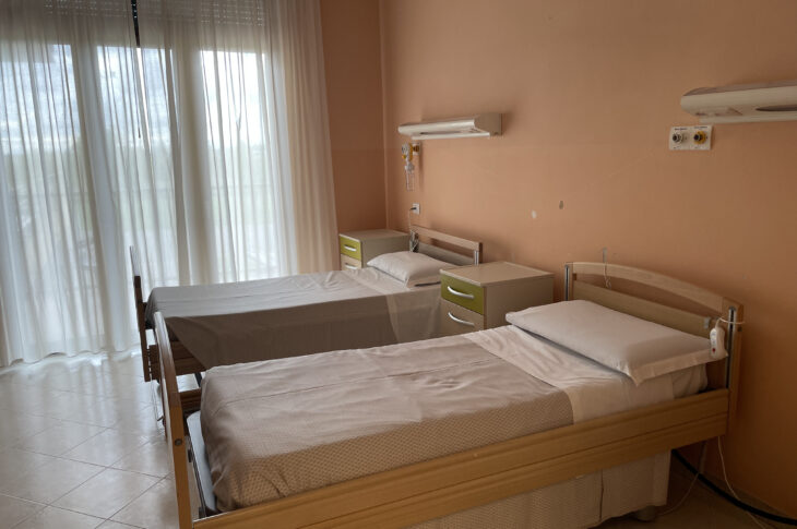 Camera luminosa con due letti singoli, sponde di sicurezza e grandi finestre